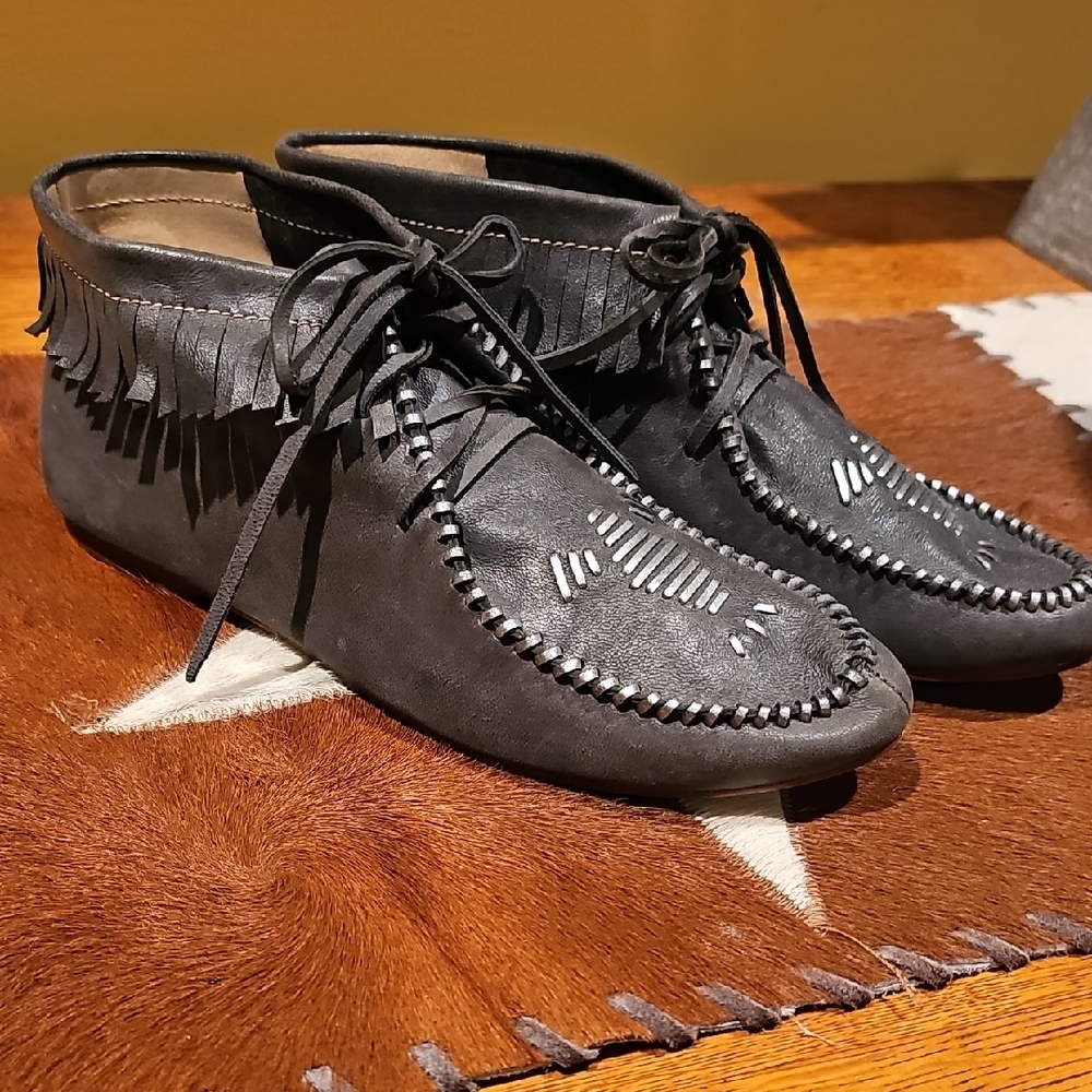 Latigo. Updated Gray/Silver Laced, Fringed Moccasin/Chukka Boots. Soft. 8.